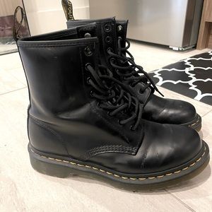 Dr.Marten’s 1460 - Authentic Smooth Leather Lace UP - women’s size 8